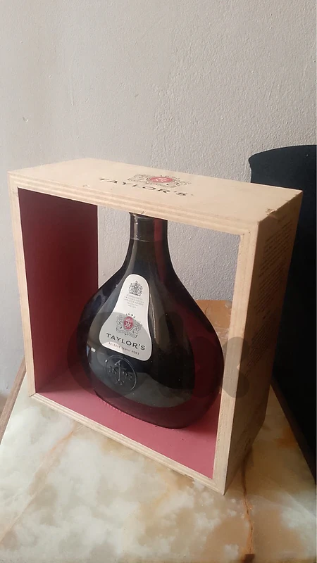 premium alcohol bottles جموعة مميزة من قناني المشروبات الروحية للبيع