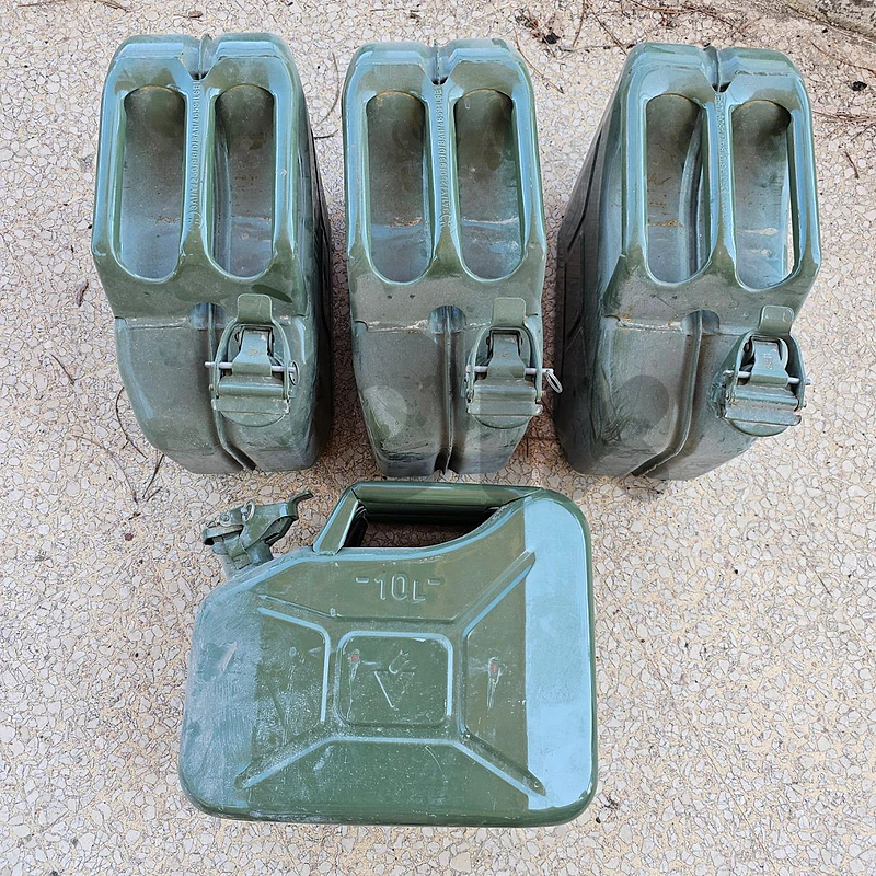 4 metallic jerry cans 10 liters.