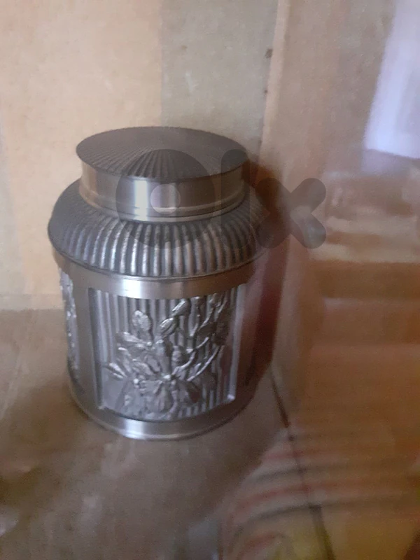 علبة/مرطبان مع غطاء