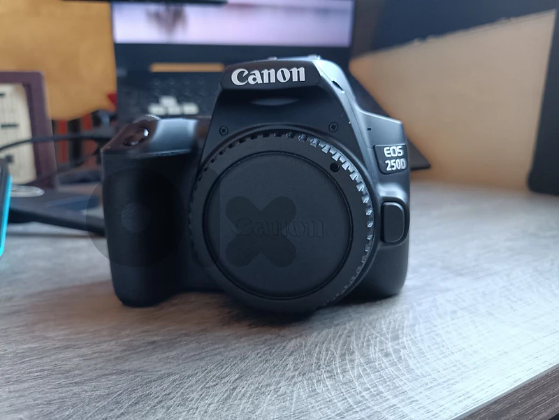 Camera Canon 250D slightly used