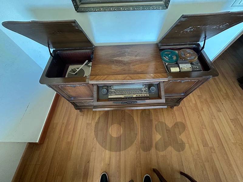 vintage wooden radio
