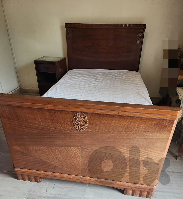 2 beds with 1 side table