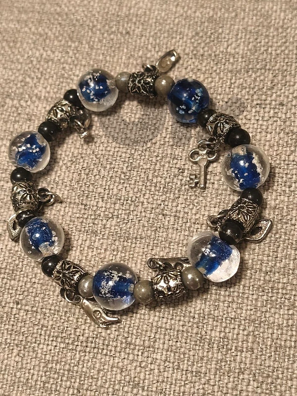 Blue glass-style beaded bracelet