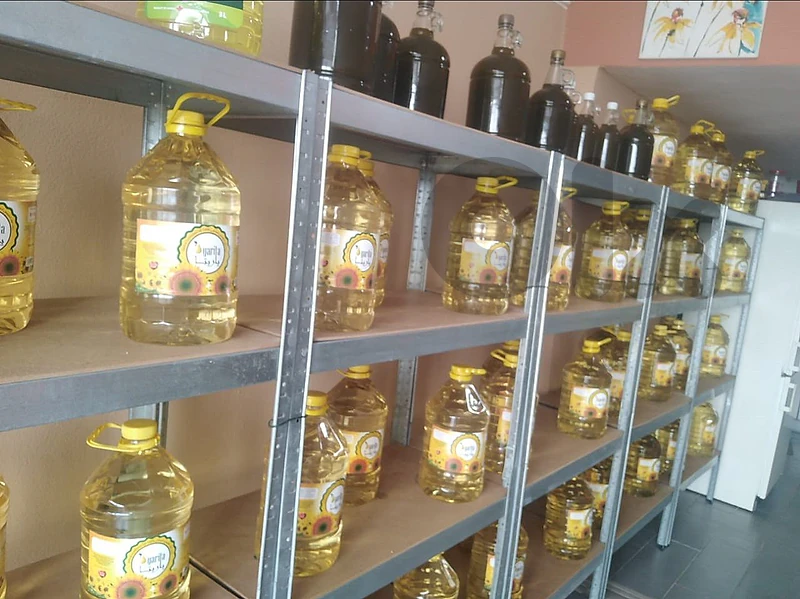 رفوف للبيع