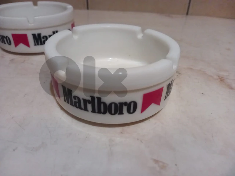 2 Marlboro Glass promotional Vintage Ashtrays 15$ each