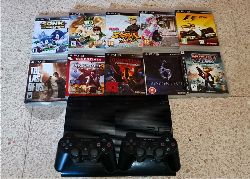 PS3 Super Slim + 2 Controllers + 21 Games (11 CDs + 10 Digital)