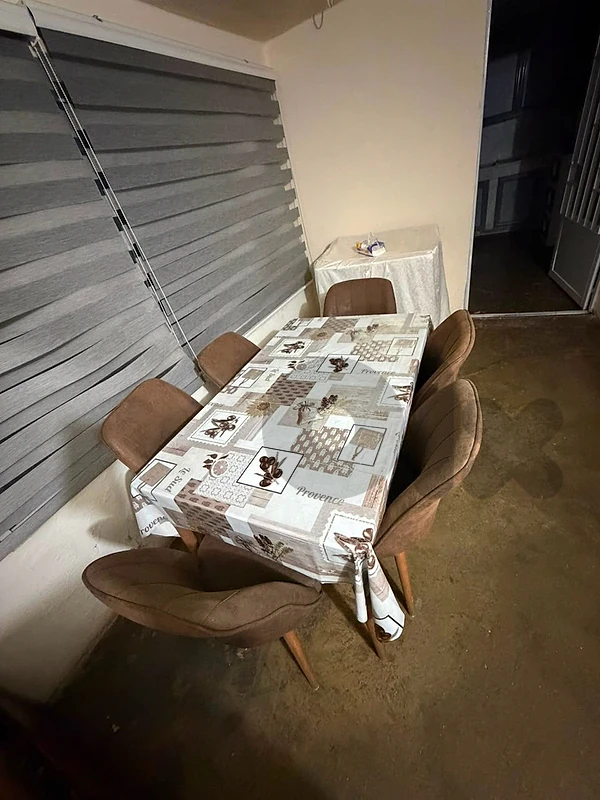 طاولة مع كراسي