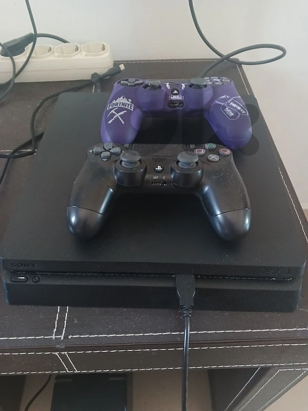 Playstation 4 + ups
