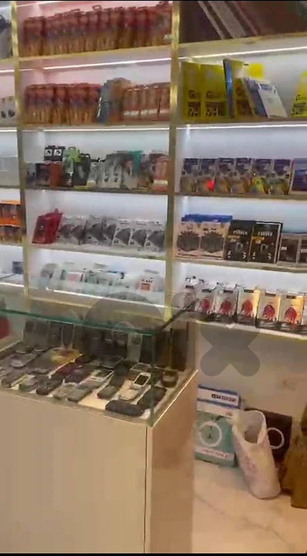 محل تلفونات ديكور و بضاعة كتير مرتبة