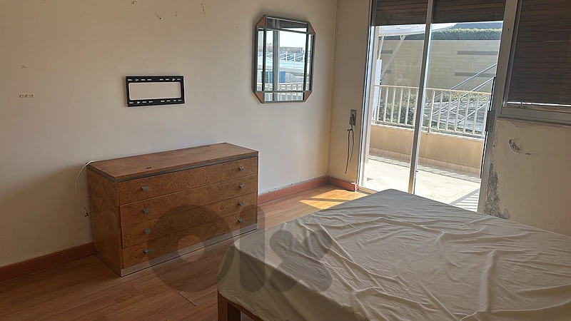full bedroom (bed 2 night tables and 4 drawer wood chest and mirror