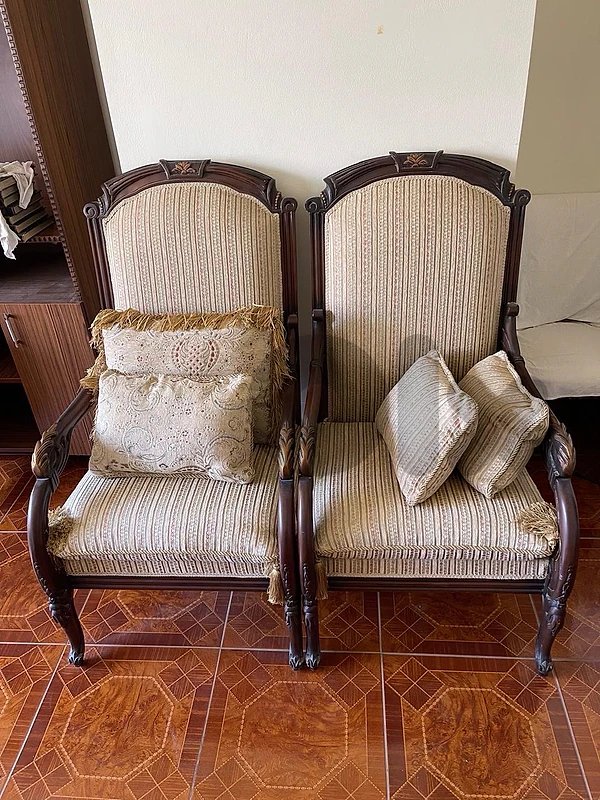 2 CHAIRS 240$
