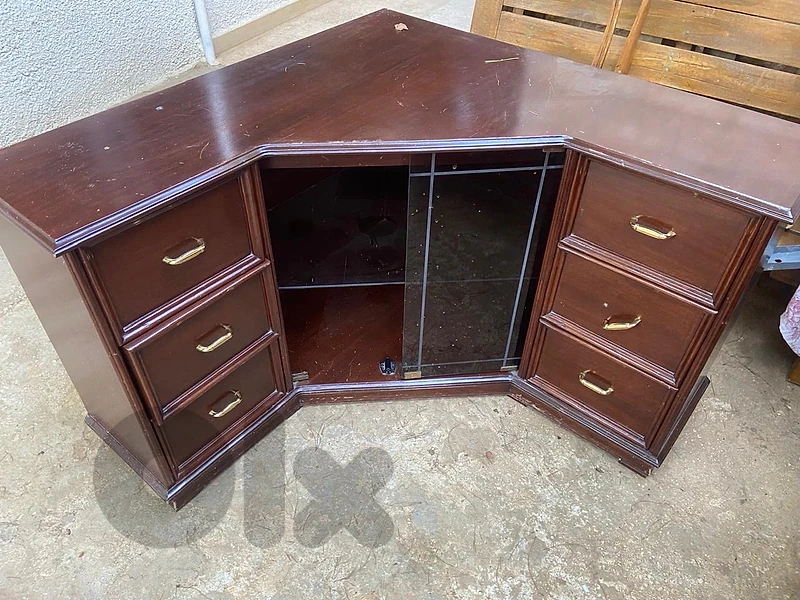 طاولة تلفزيون