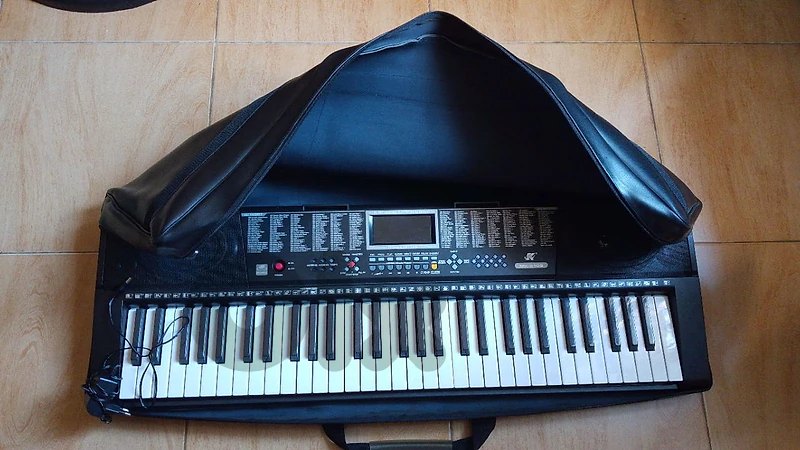 piano used 2 months with bag and charge 61 keys/ Mk_2108