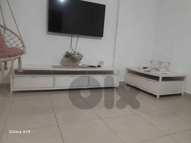 طاوله تلفزيون وطاوله عاديه لون ابيض خشب تقيل