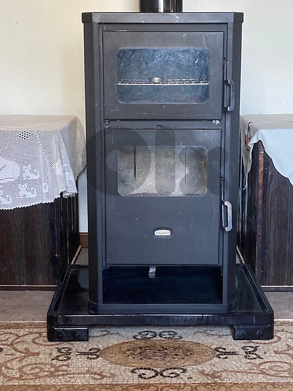 مدفأة على الحطب - Wood burning heater