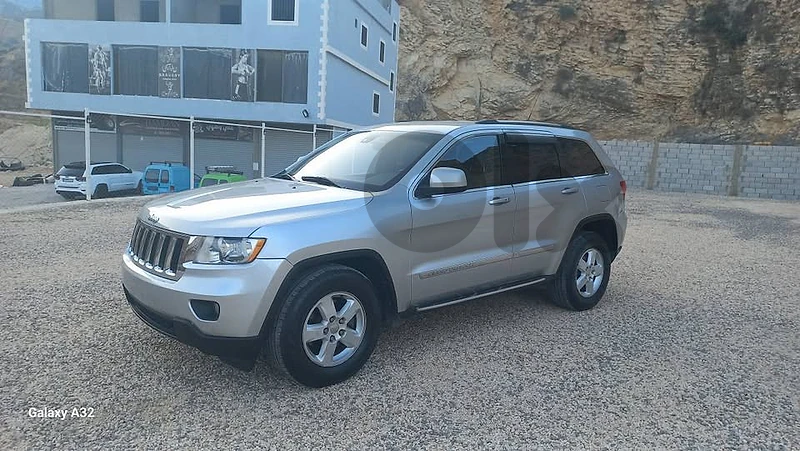 Grand cherokee laredo 2011