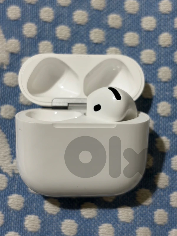 apple airpods 4 with right earbud