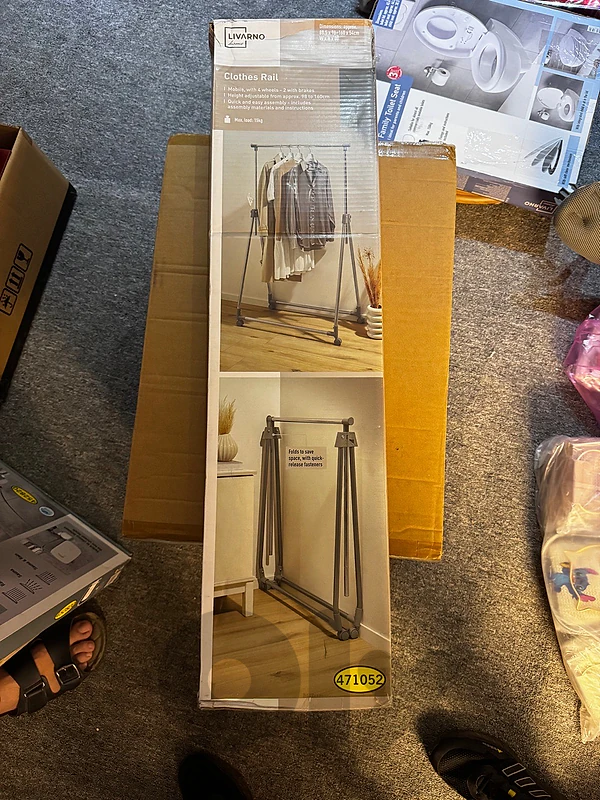Clothes Rail (علاقة ملابس)