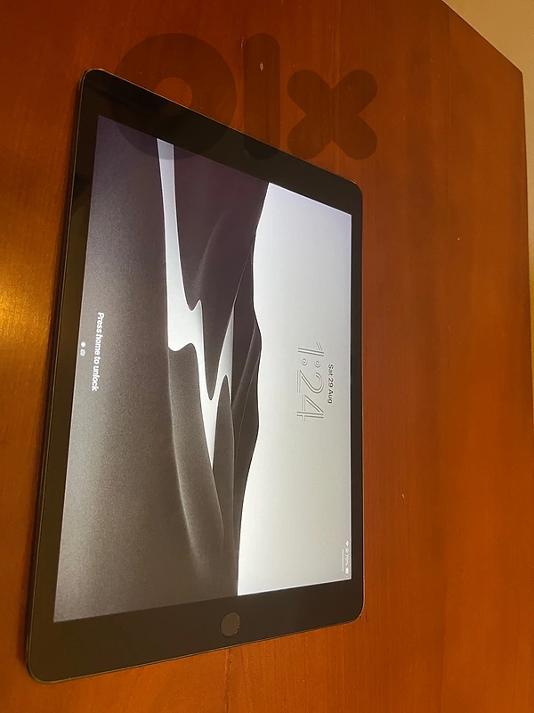APPLE IPAD 9 CLEANEST IN LEBANON SELLING OR TRADING APPLE WATCH