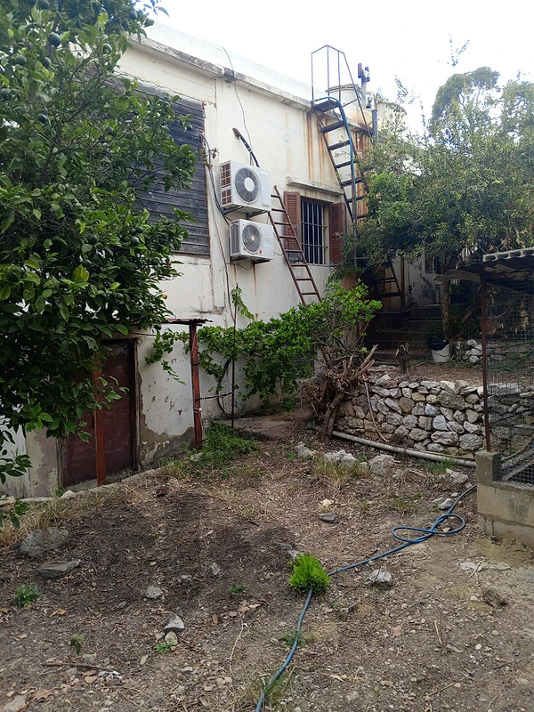 Land with an old house for sale in Daroun Harisa