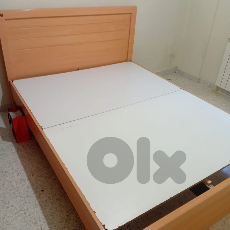تخت شبه جديد موجود مفروشات