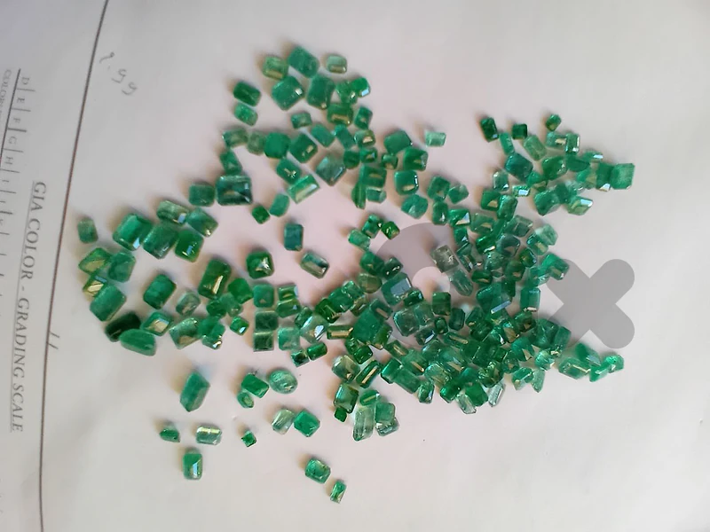 natural emerald light green color 166.49 ct