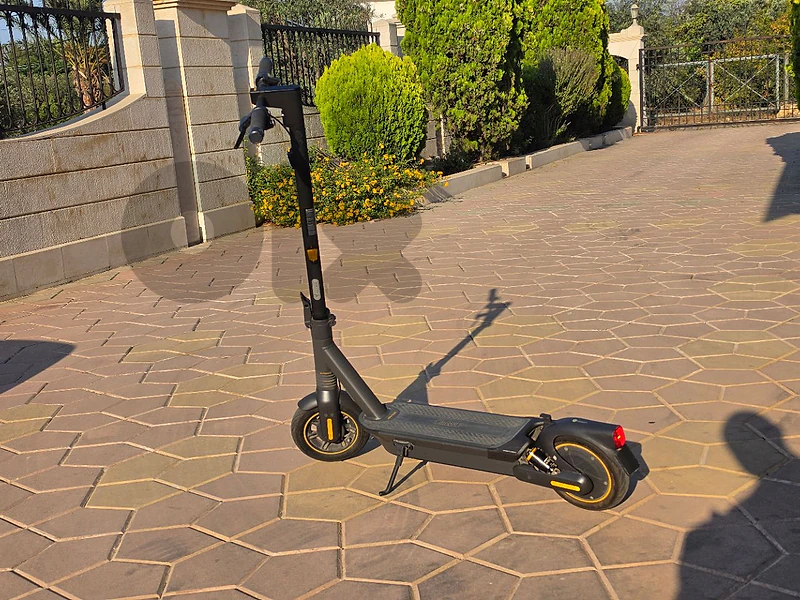 NINEBOT MAX G2 like new