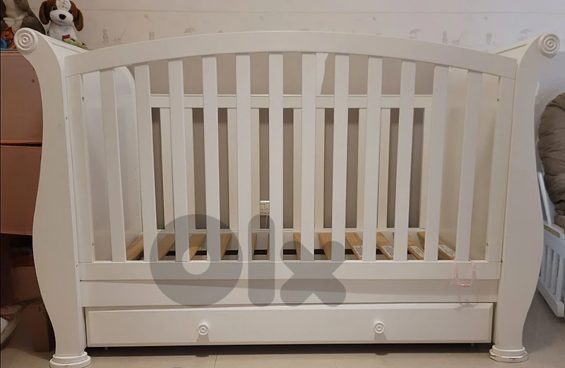 Elegant Adjustable Wooden Crib