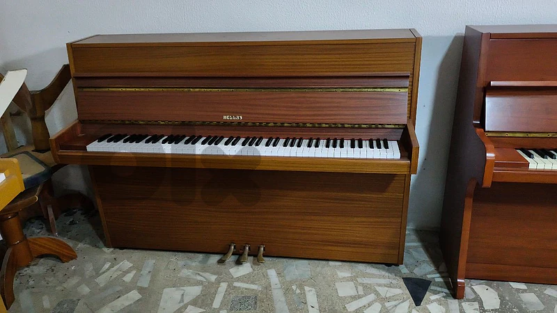 accoustic pianos