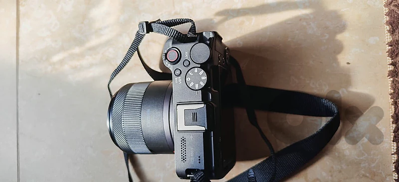 Canon R50 V