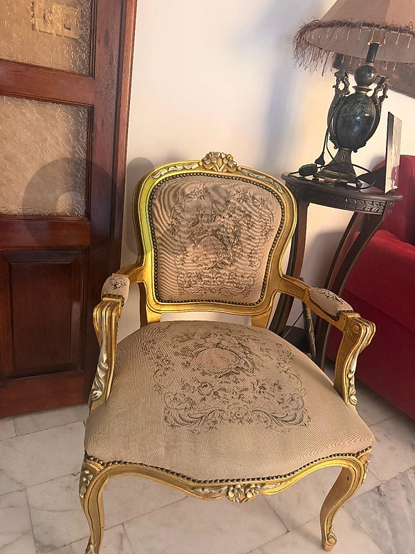 صالون عربي فاخر كامل – كنبة كبيرة + 4 فوتيهات + 3 طاولات رخام