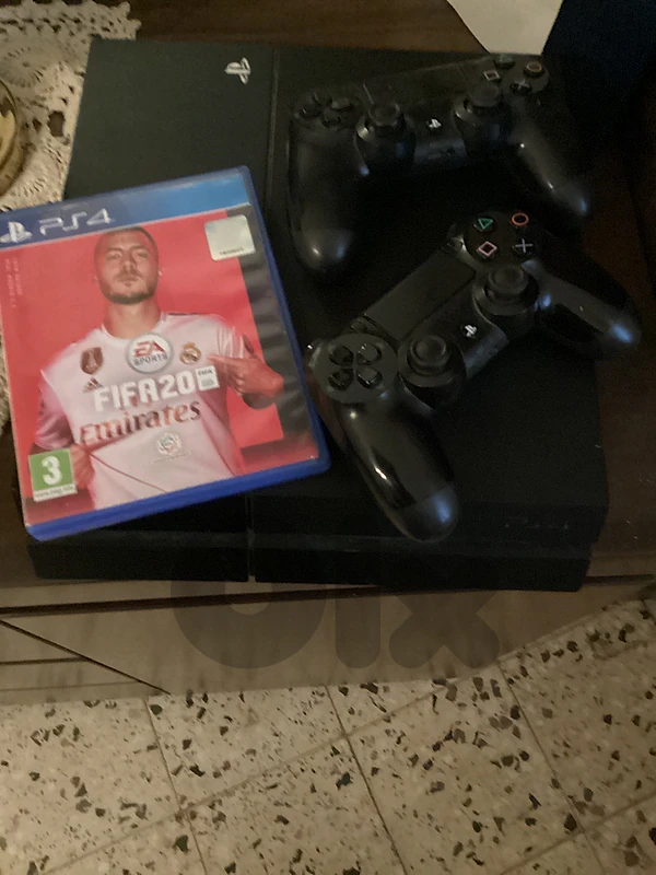 Used ps4,with 2 Dualshock controllers+Fifa 20 disc