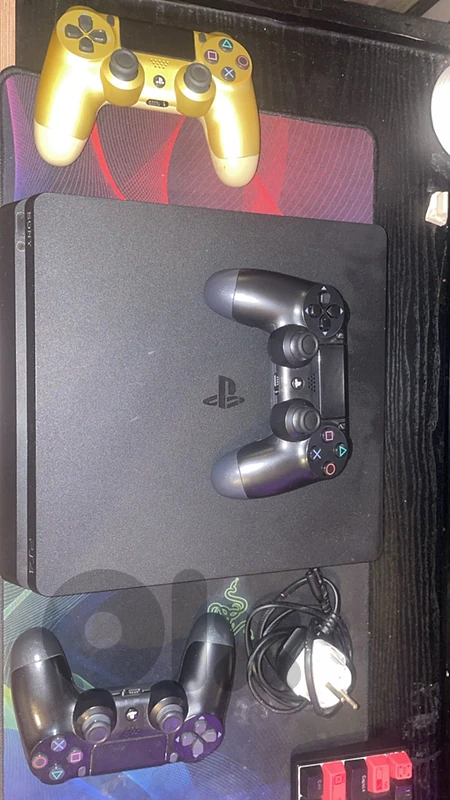 PS4 Slim 1Tb with 2 controller and all cable 180$