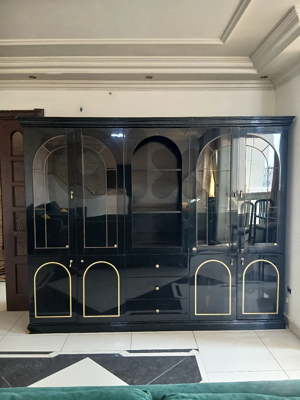 غرفة سفرة ايطالية (طاولة و ٨ كراسي وفترين)