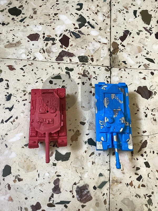 2 New  Tanks,Red and Blue