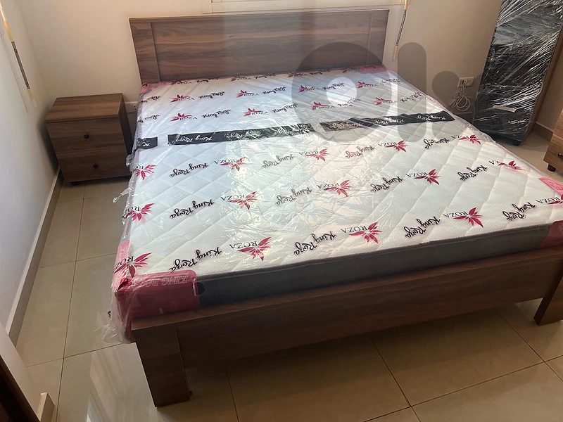 تخت مجوز مع فرشة جديدة من المعمل