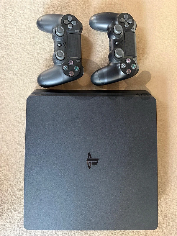 PlayStation 4 Slim 1TB + 2 DualShock + 5 Top Games
