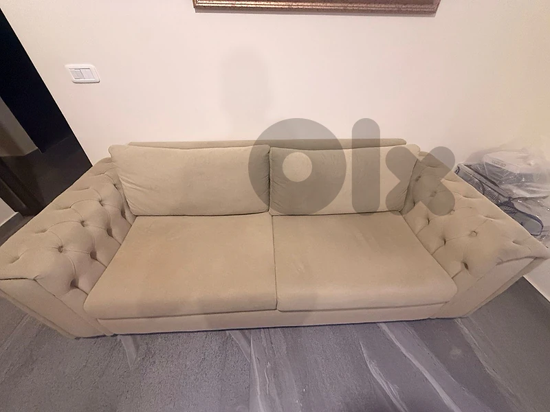 كنباية 3 مقاعد Chesterfield بيج بحالة ممتازة كنباية 3 مقاعد Chesterfield بيج بحالة ممتازة
