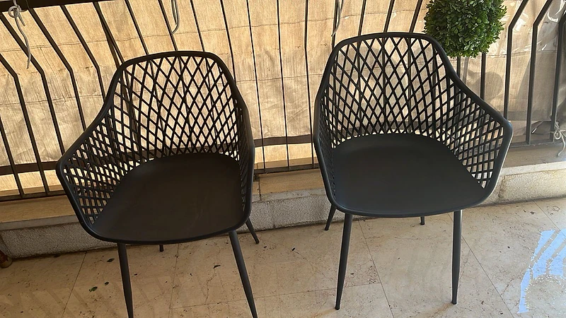 كراسي بلاستيك نضاف