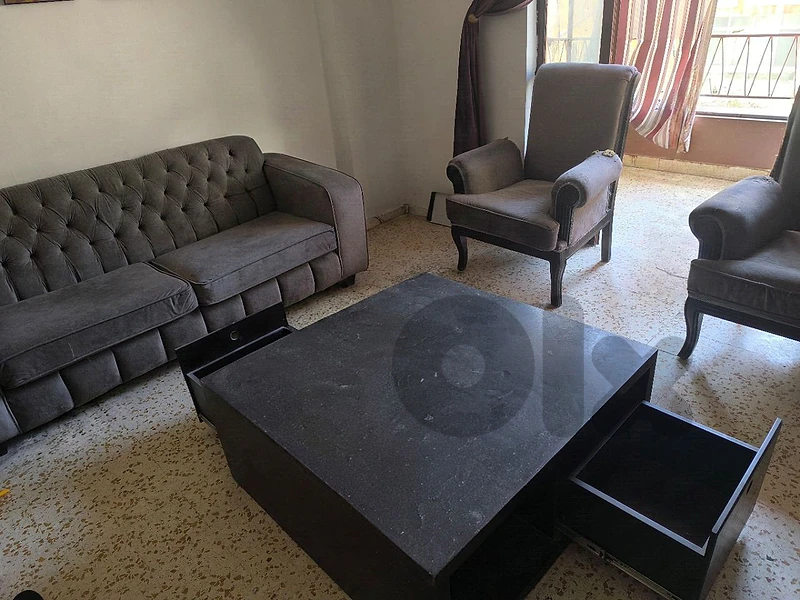 غرفة جلوس مع طاولة خشب مستعمل لمدة سنة تقريبا