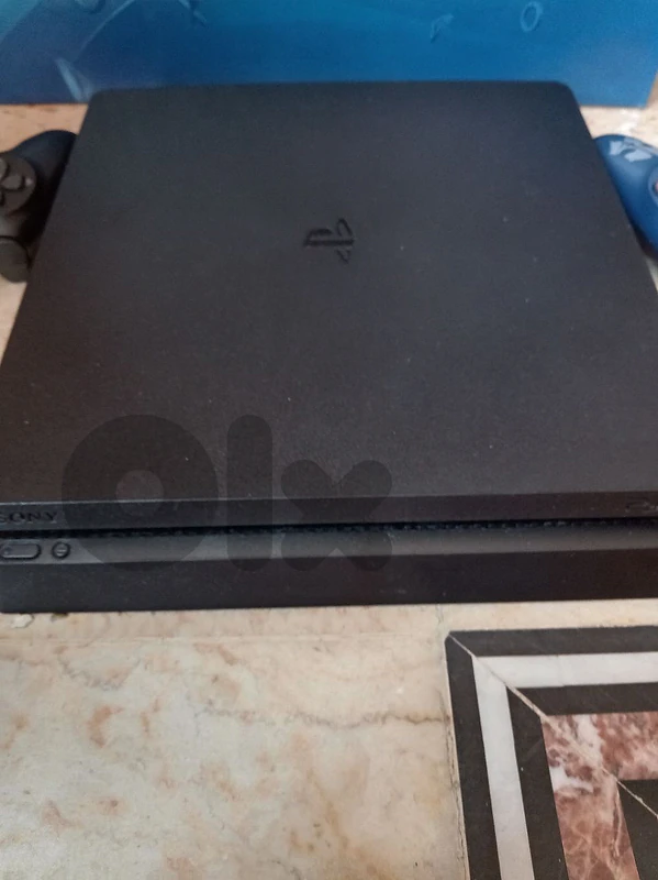 ps4 slim used like new super ndife ma3e kele el kabel