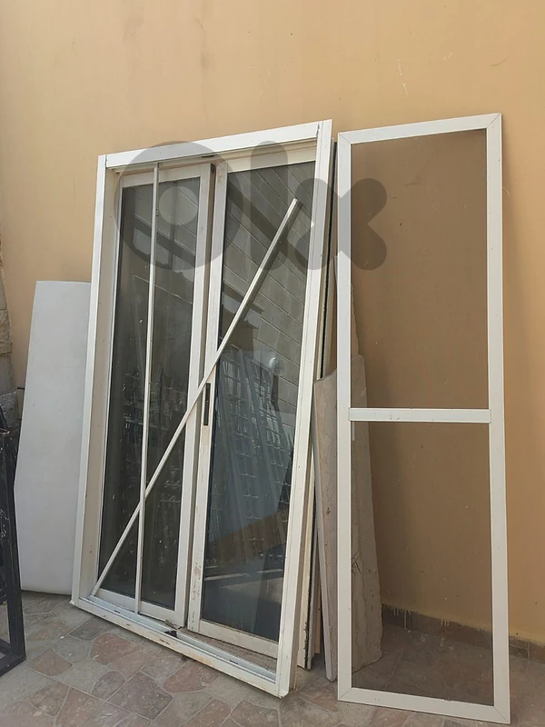باب المنيوم مع منخل