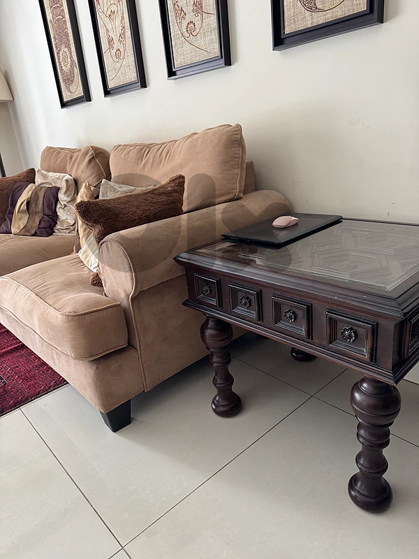 3 seaters and middle table and and 2 tables .كنبة ٣ مقاعد وطاولة وسط وطاولتين ع الجنب