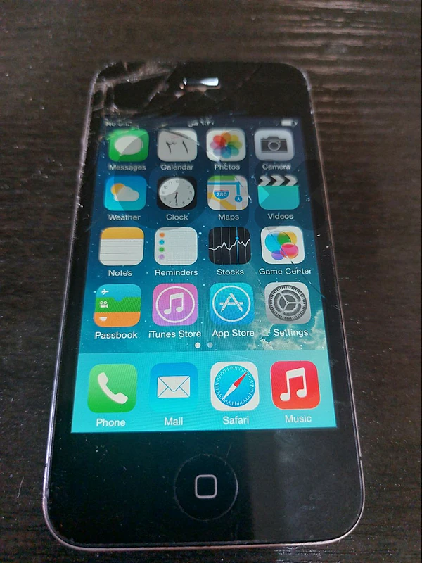 IPhone 4s بحالة ممتازة