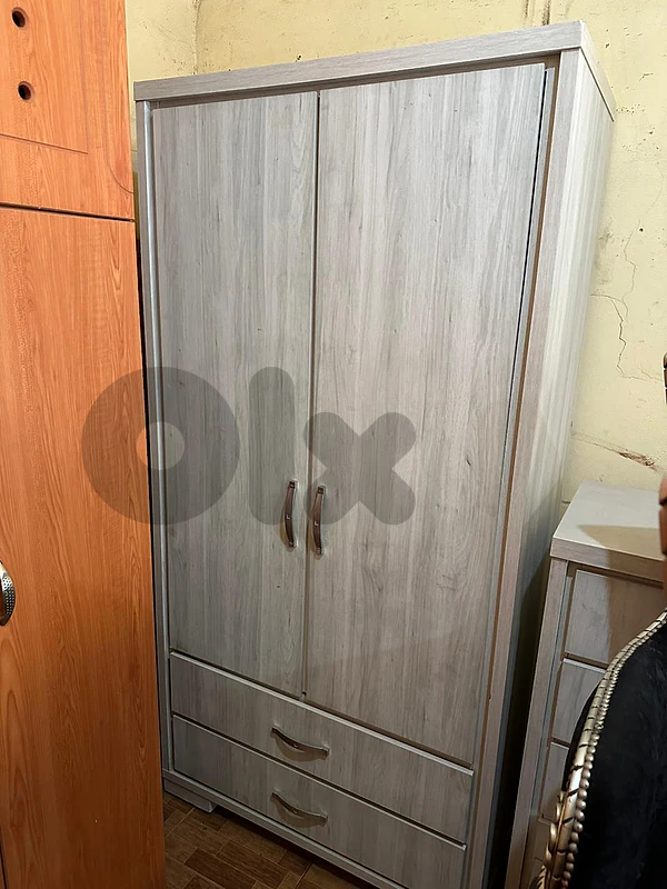 خزانة درفتين كبيرة شغل توصاية شبه جديدة