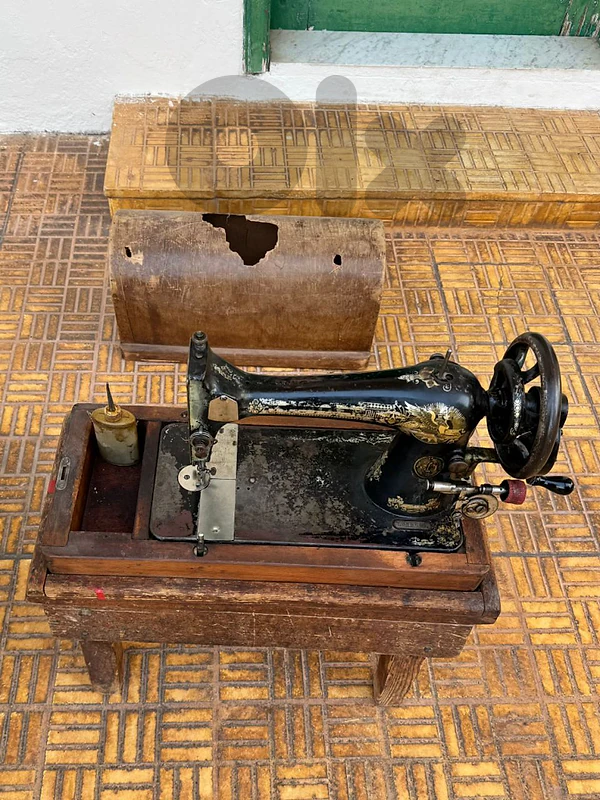 Antique Singer Sewing Machine – 1901