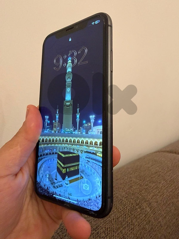 iPhone 11 64GB Black – Used, Fully Functional, Cracked Back