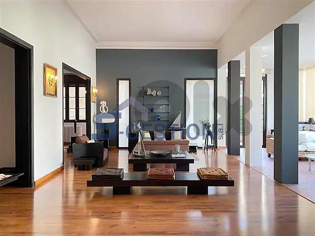 Excellent luminous apartment + 4m-high ceiling in Achrafieh for rent