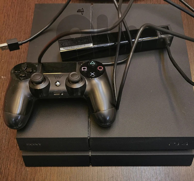PS4 Bundle + Camera + 14 Games (EXCELLENT- Includes Rare Titles!)