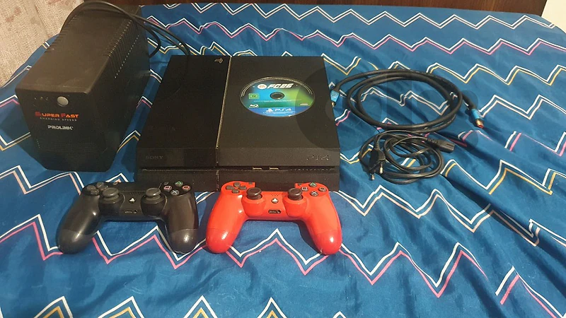 ps4 with 2 original controllers + UPS + FC26 CD